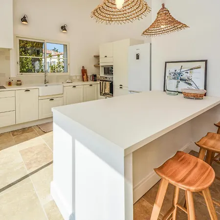 Holiday home Gorgeous In With Kitchen Serignan